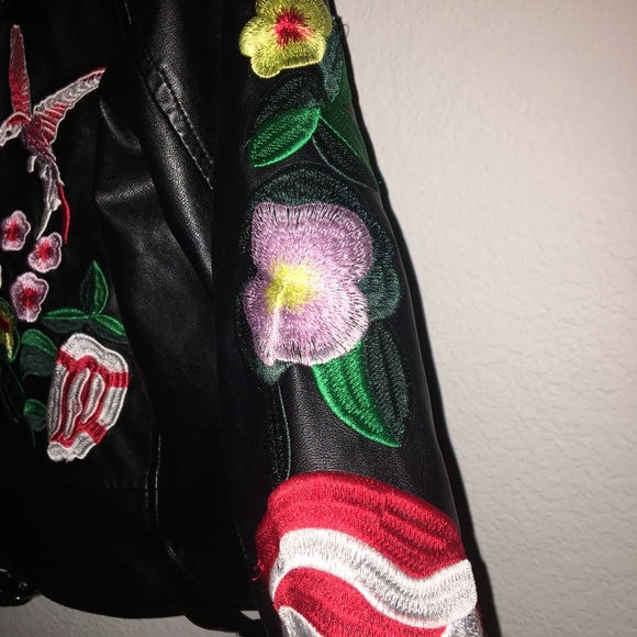 Detailed leather jacket. - Picture 4 of 5